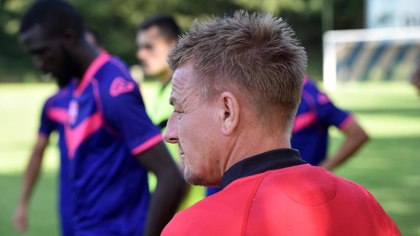 Comment doit jouer un défenseur latéral ?