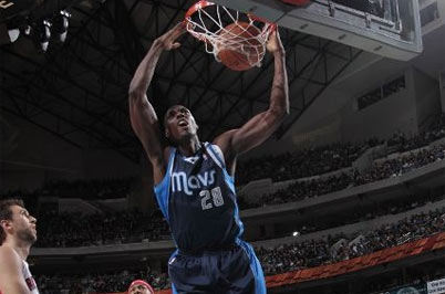 Dallas dépasse Mahinmi en premier