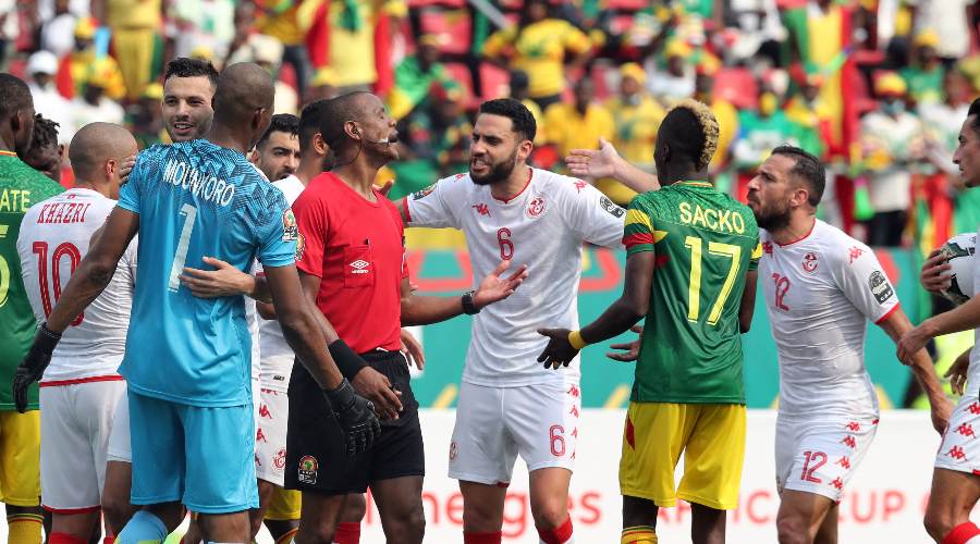 L’arbitre tuniso-malien est parti à l’hôpital !