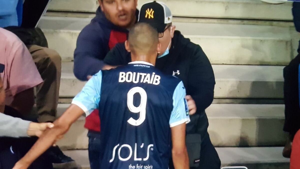 Ligue 2 : Khalid Boutaïb devient fou et combat ses supporters dans les tribunes