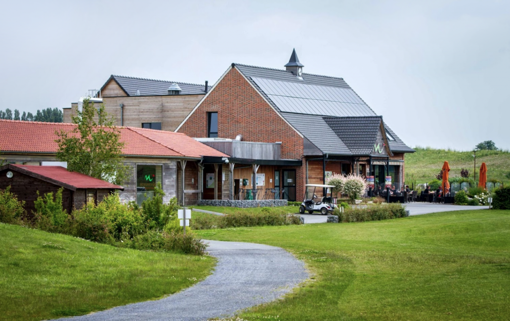 Qui habite au golf de Merignies ?