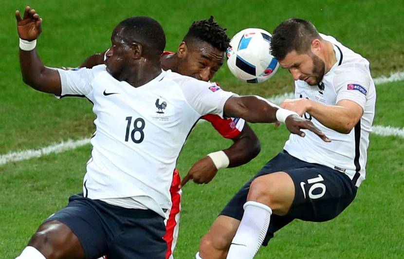Pourquoi les Bleus jouent en blanc ce soir ?