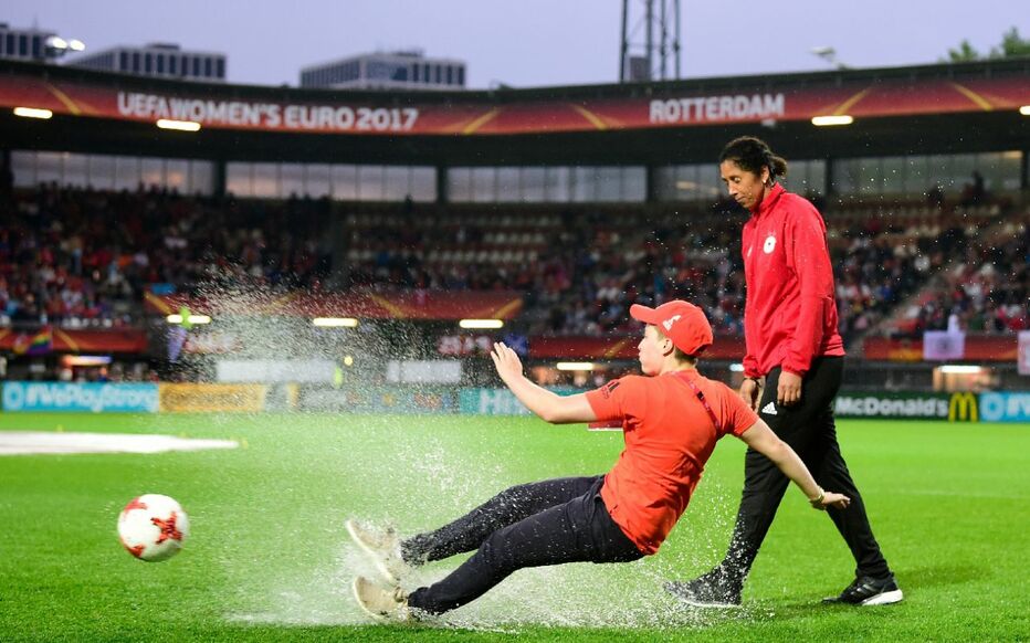 Pourquoi le match Danemark a été reporté ?