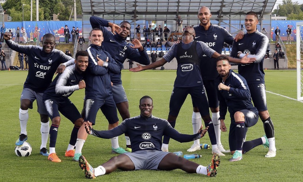Qui organise les matchs de foot ?