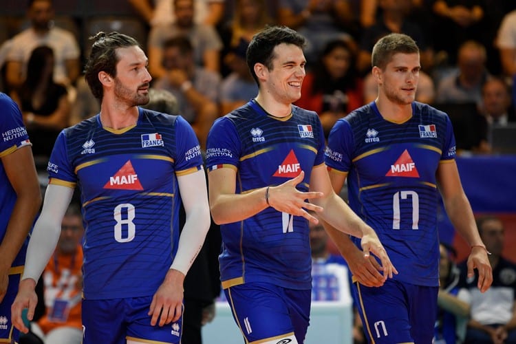 Quelle est la couleur du maillot bleu de l’équipe de France ?