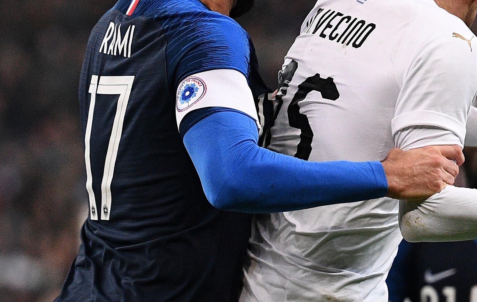 Pourquoi les joueurs de foot portent un brassard ?