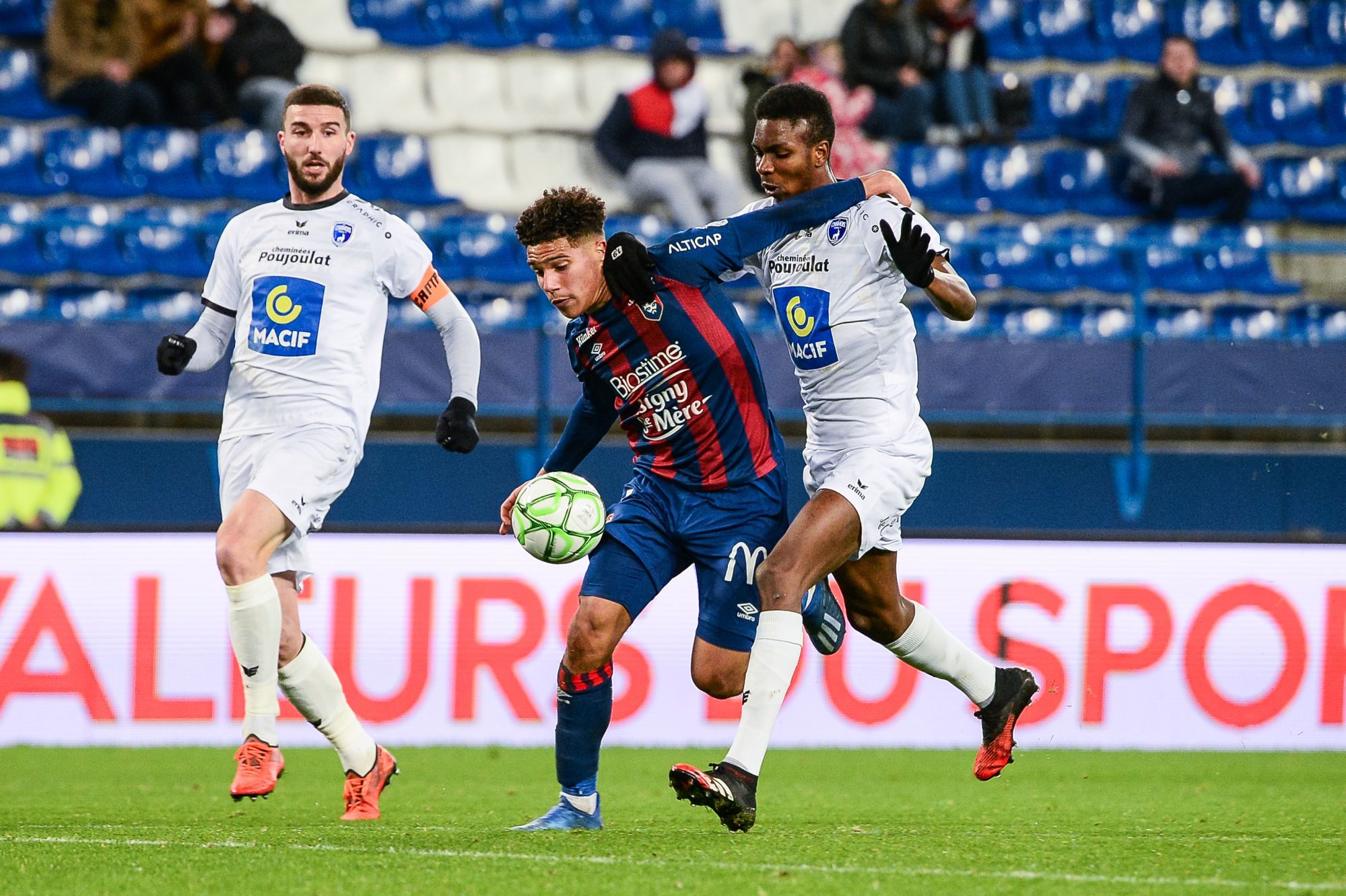 Quelle chaîne remplacé Téléfoot ?