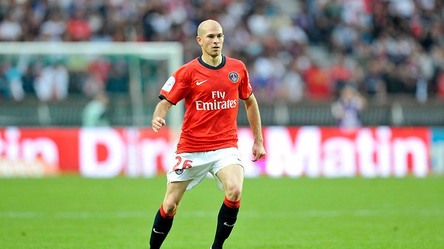 Qui est le latéral droit du PSG ?