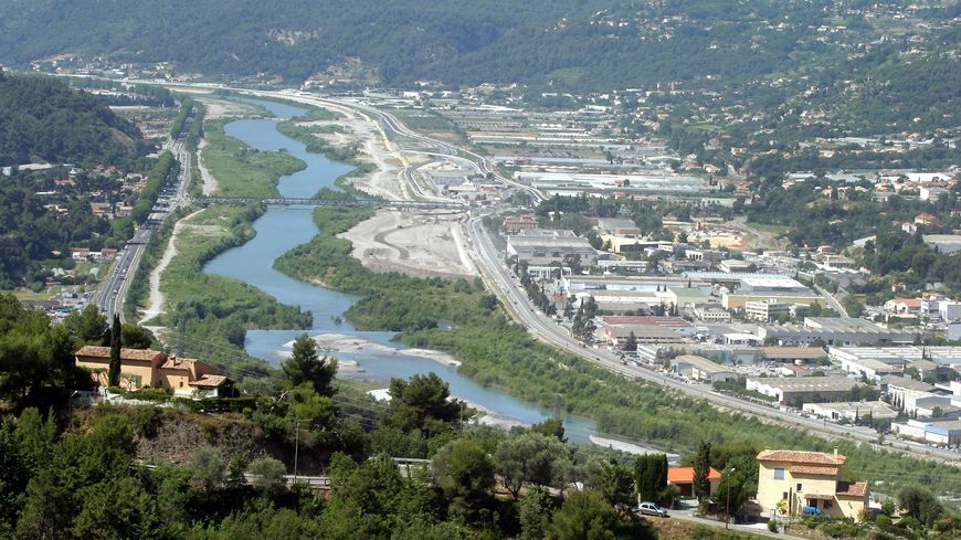 Pourquoi le Var coule dans les Alpes-maritimes ?