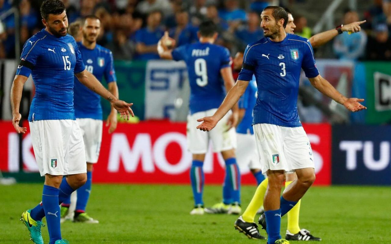 Pourquoi les joueurs Italiens ont un brassard noir ?