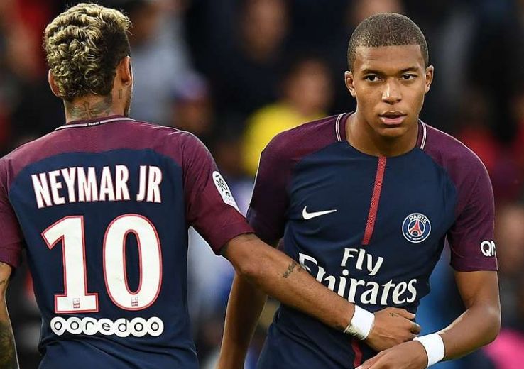 Qui est le footballeur le plus grand au monde ?