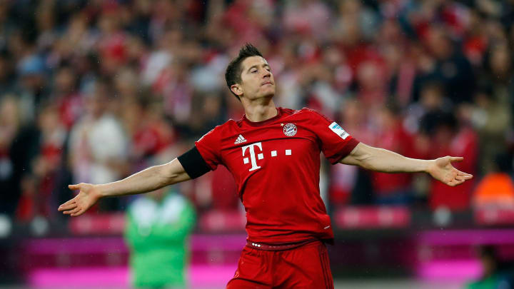 Quel joueur a marqué 5 buts en un match ?