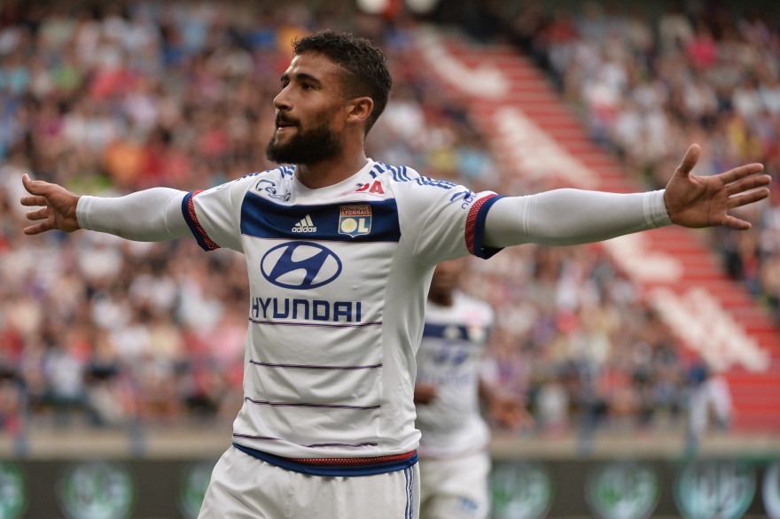 Quel est le poste de Nabil Fekir ?