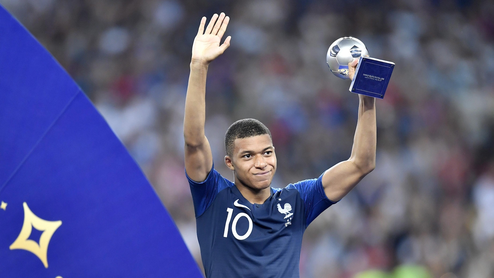 Quel est le joueur de foot qui gagne le plus ?