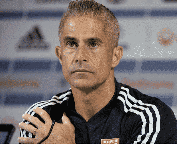 Qui remplace Olympique Lyonnais nouveau entraîneur ?