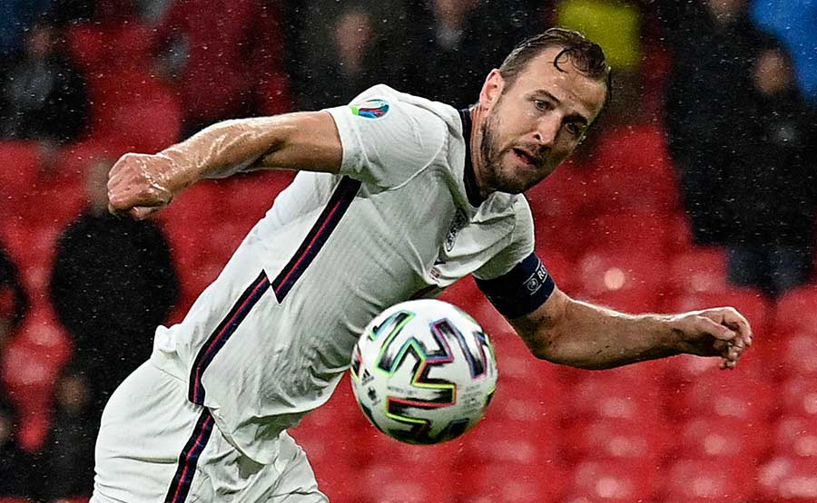 Qui commente le match de foot sur M6 ce soir ?