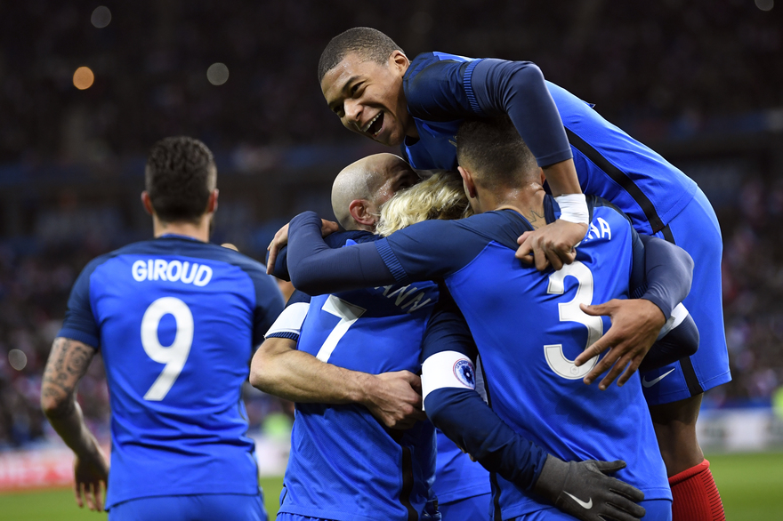 Qui commente le match de l’équipe de France ce soir sur M6 ?