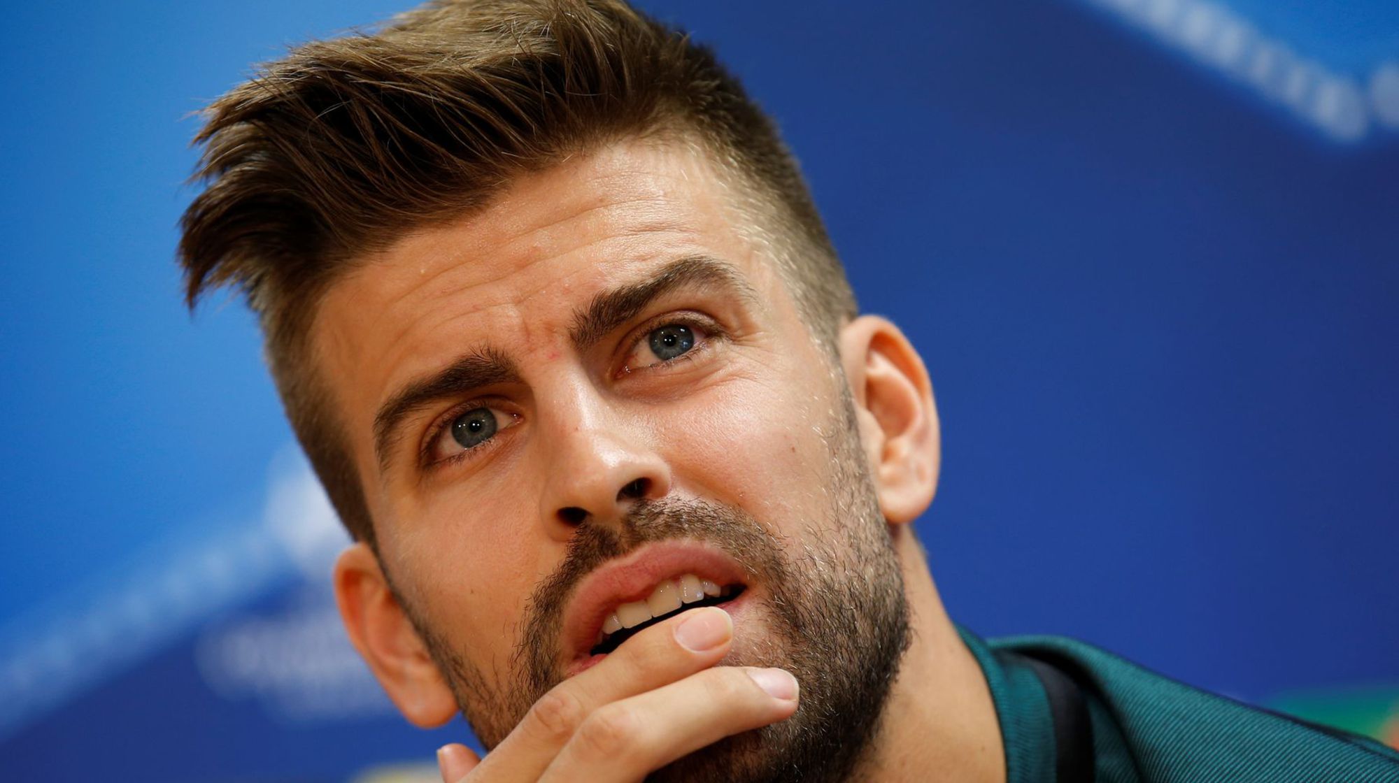 Où joue le footballeur Gérard Piqué ?