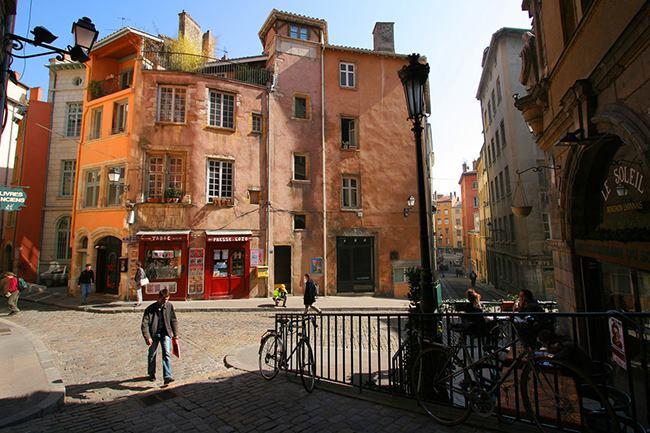 Qui vient à Lyon ?
