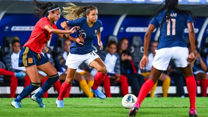 Qui commente le match France-espagne sur M6 ?