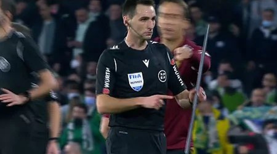 Un bâton a touché le joueur, le derby de Séville a été interrompu !
