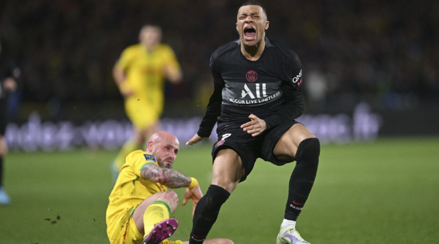 Mbappe se fait tacler