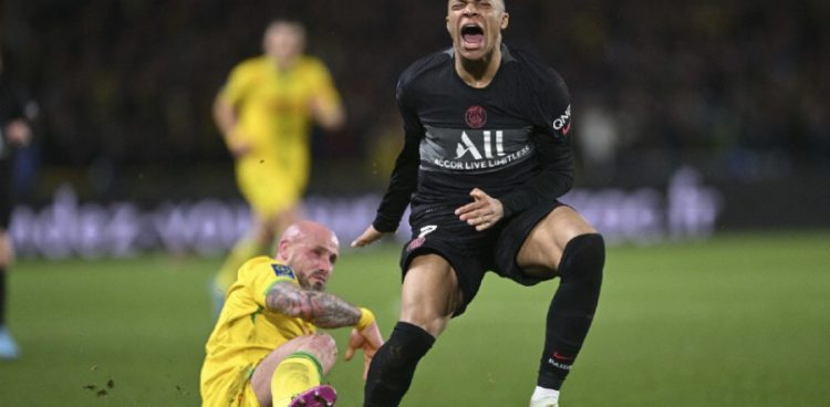 Mbappe se fait tacler