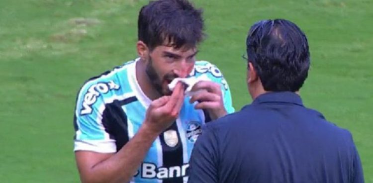 Lucas Silva reçoit un appel téléphonique pendant le match (vidéo)