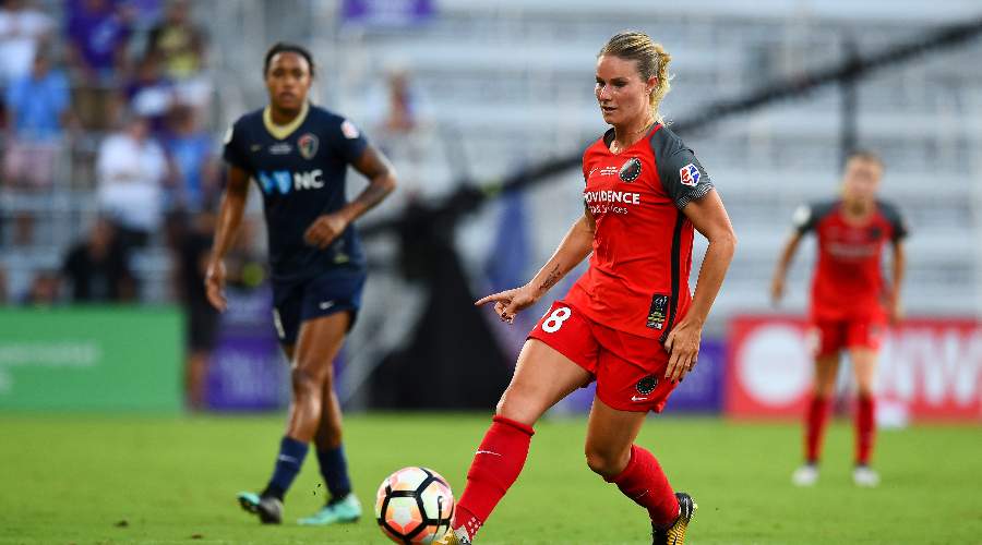 D’étranges enveloppes d’argent qu’Amandine Henry a reçues