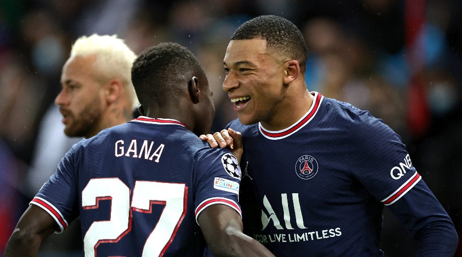 Guye est débordé, Mbappé se lève pour défendre