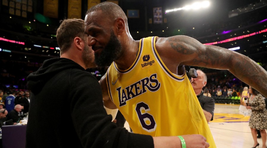 LeBron James, une carte à 56 points réveille les Lakers
