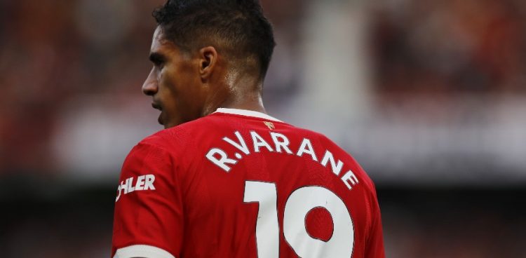 Manchester United : Varane teste positif au covid-19