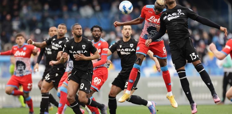 Naples met la pression sur Milan