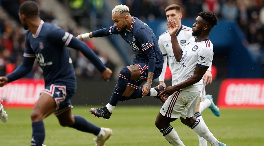 Neymar à Barcelone après des coups de sifflet