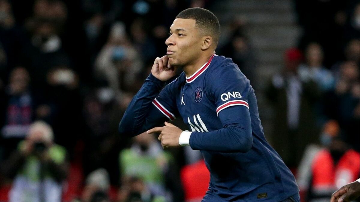 Pourquoi sa mère Fayza Lamari le traite-t-il de « petit mythe » ?