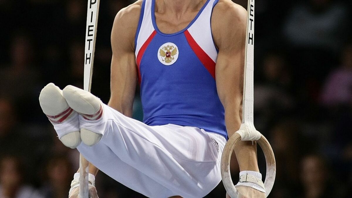 Quels sont les risques de montrer son soutien au gymnaste russe Ivan Kulyak sur le podium ?