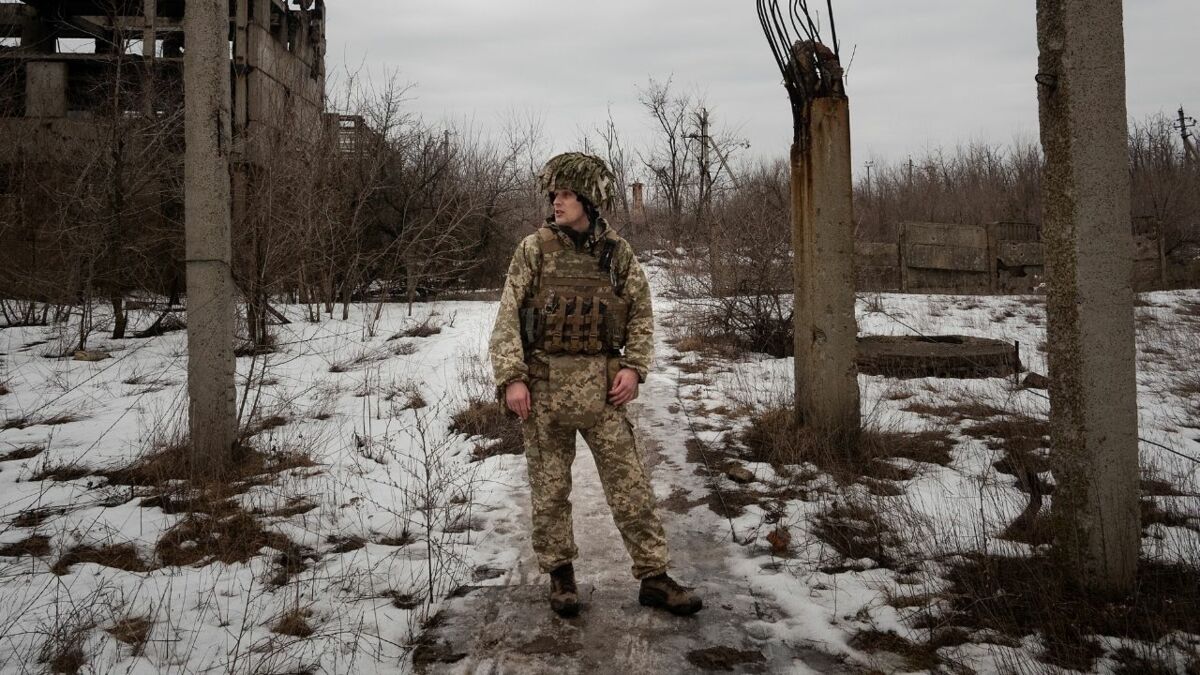 Yuri Bezus, artiste martial mixte ukrainien de 14 ans, se prépare à prendre les armes