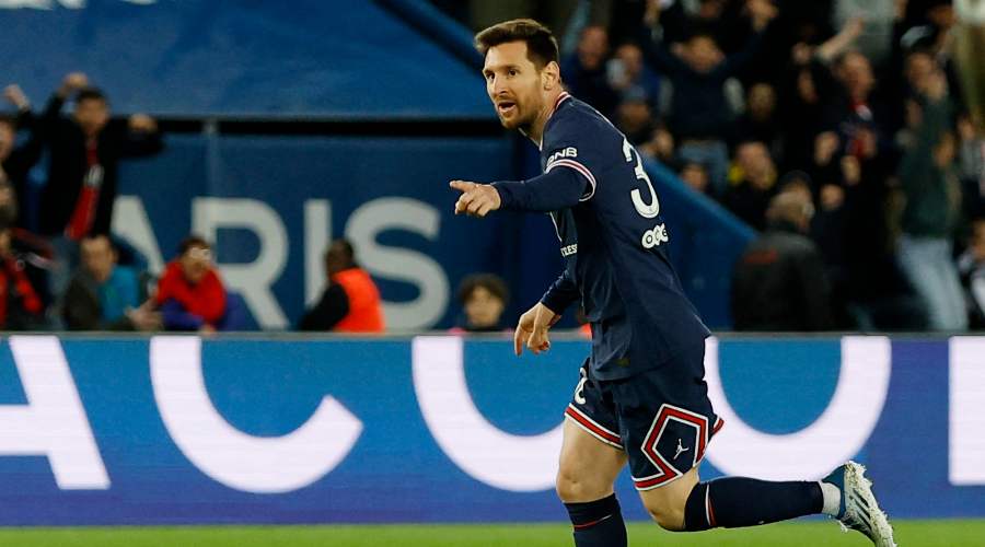 Messi menace Dani Alves