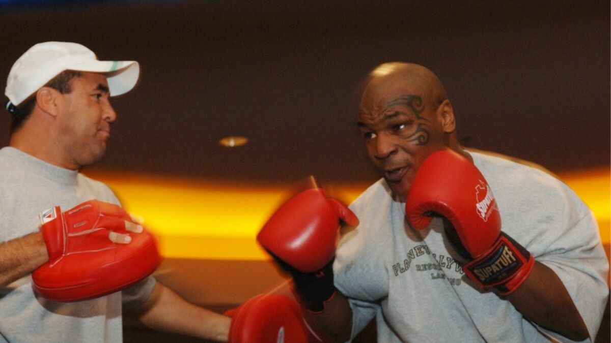 Boxeur, 53 ans, assomme presque son entraîneur alors qu’il s’entraînait avec un ailier droit violent (vidéo)