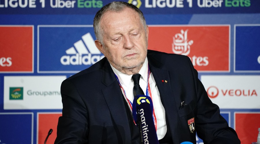 Dégoûté, Auras ouvre la porte et s’en va