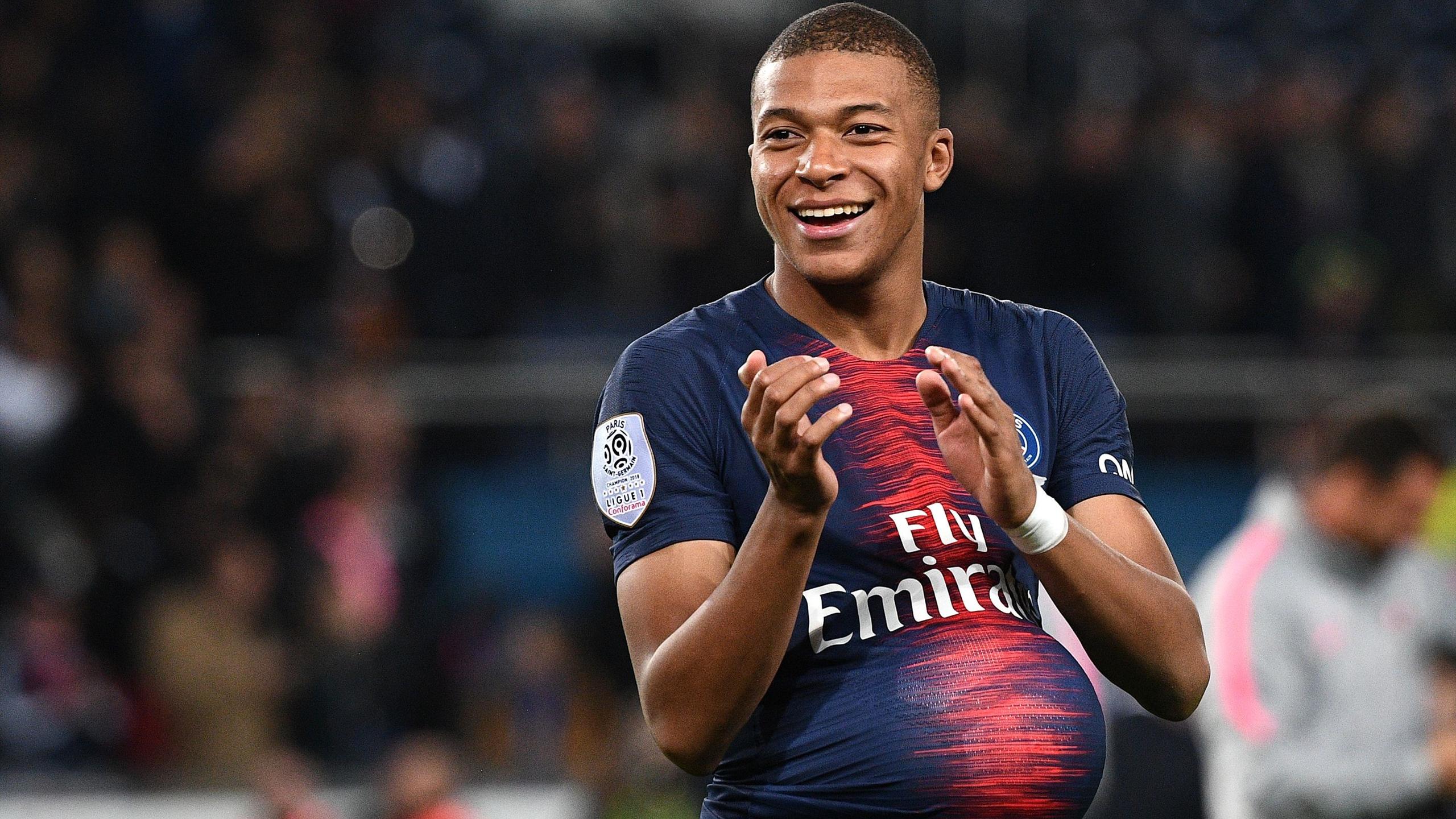 What is Mbappe preferred foot?