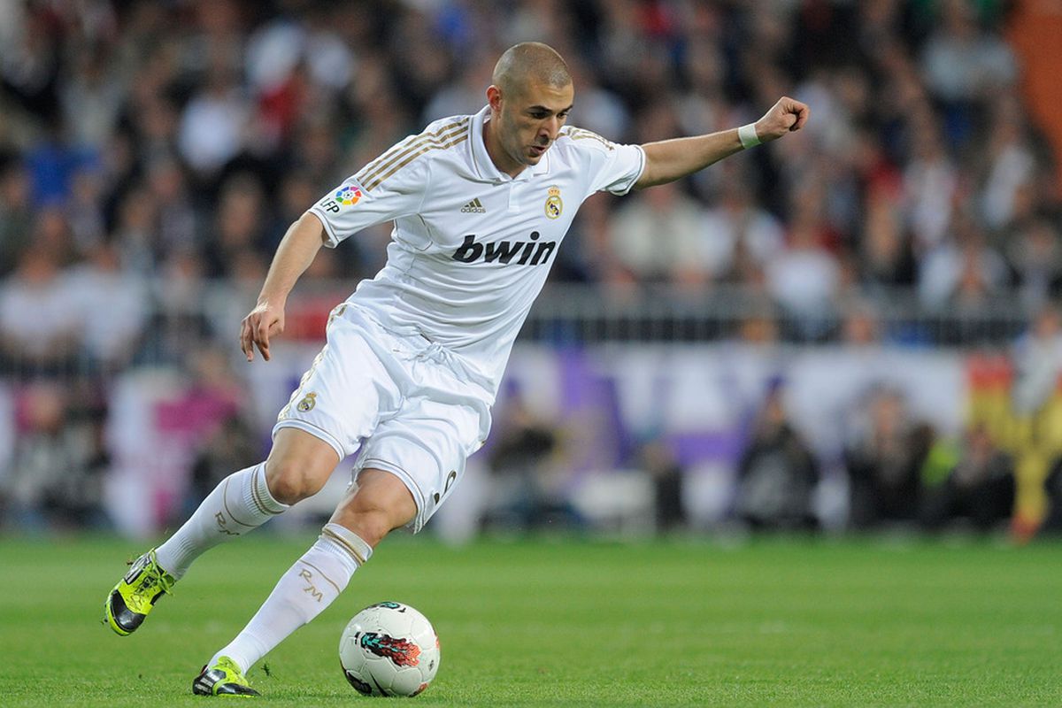 Is Benzema right footed?