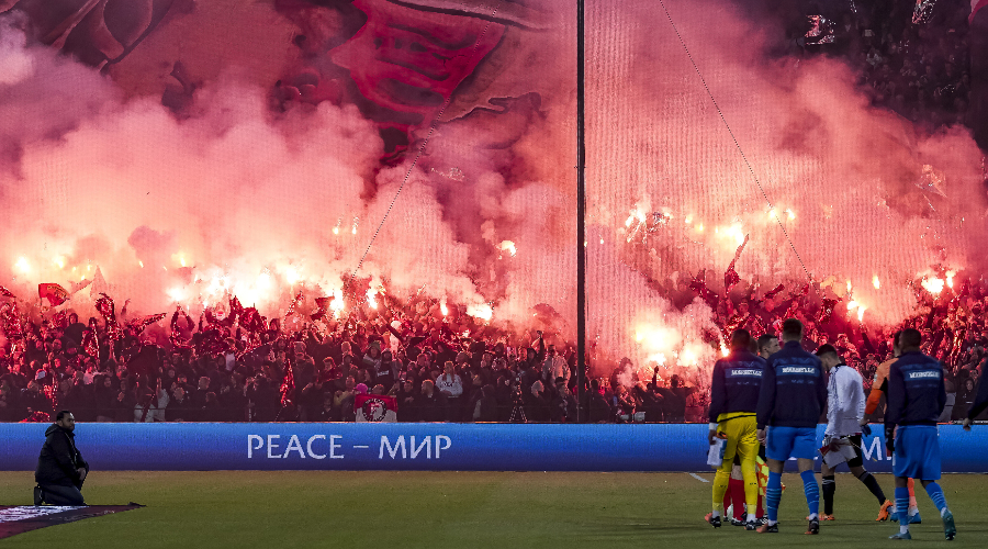 Les supporters de Feyenoord en maillot du Paris Saint-Germain à Marseille (vidéo)