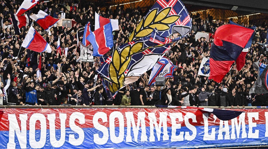 Les supporters parisiens présents mais silencieux