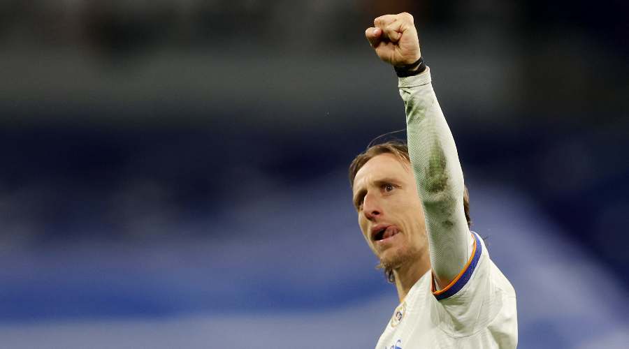 Modric applaudit devant le micro