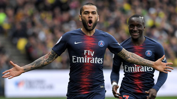 Où joue Dani Alves FIFA 21 ?