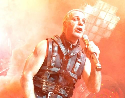 Pourquoi le numéro 2 allemand joue avec un masque ?