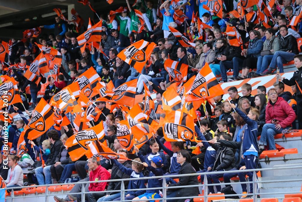 Comment s’appelle le terrain de football américain ?