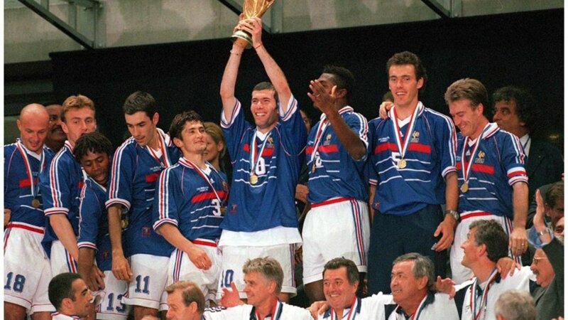 Quelle est la première loi du football ?