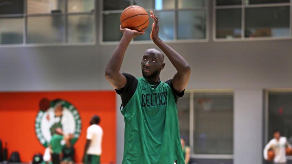 Quelle taille fait Tacko Fall ?